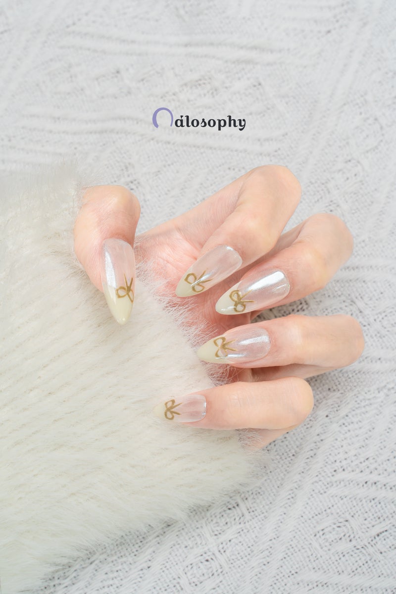 Nailosophy أظافر جل مضغوطة يدوية الصنع بلمسة لؤلؤية مع bows ذهبية | شكل لوزي - Image 3